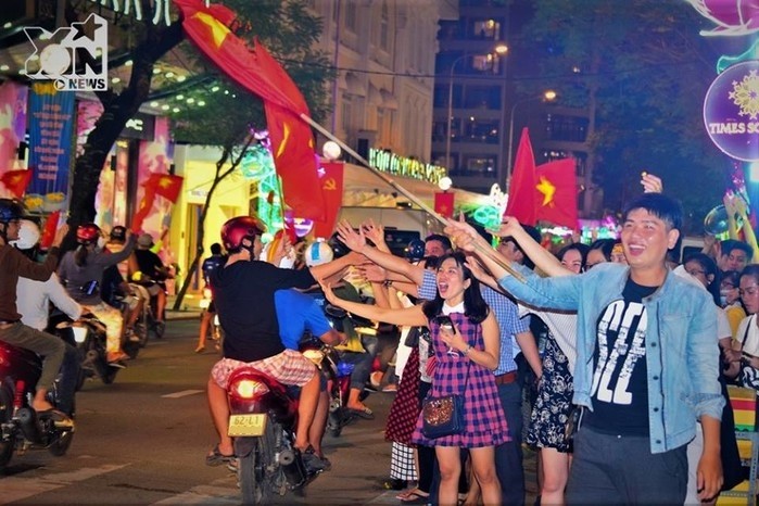 Không cần có xe mới được "đi bão", người đi bộ vẫn ăn mừng chiến thắng rầm rộ Không cần có xe mới được "đi bão", người đi bộ vẫn ăn mừng chiến thắng rầm rộ